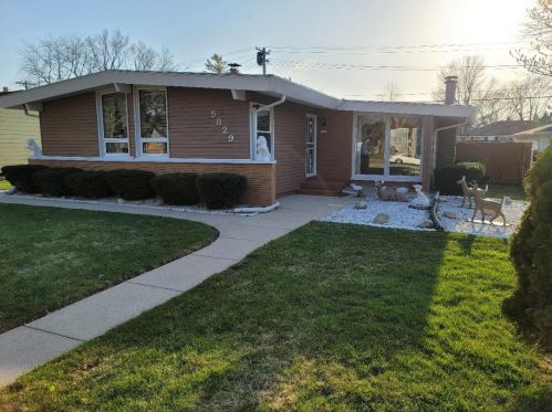 5829 Honey Creek Dr, Milwaukee, WI 53221-4017