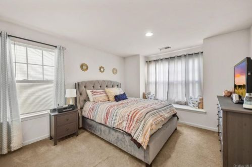 16 Cobblestone Ln, Middletown NY 10940-5091 exterior