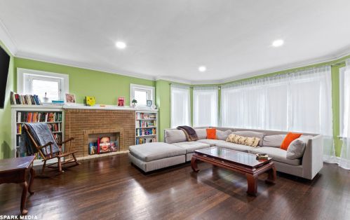 7656 Yates Blvd, Chicago, IL 60649-4127