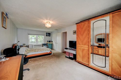 114 Pacific St, Edison NJ 08817-4464 exterior