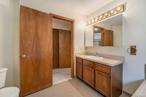 4082 Pinestead Dr, Walled Lake MI 48390-1344 exterior