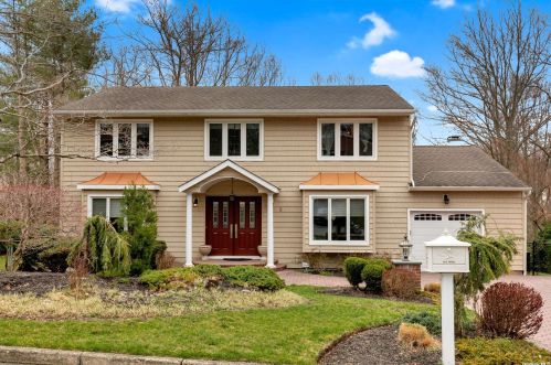 8 Long Acre Ln, Huntington Station, NY 11746-7926