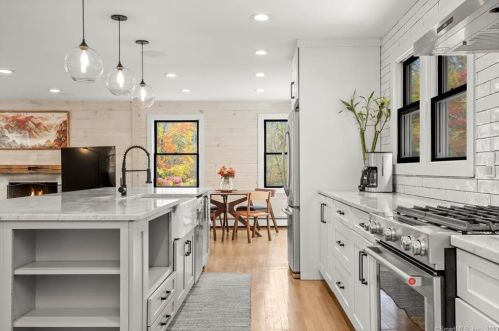 72 Regan Rd, Ridgefield CT  06877-1424 exterior