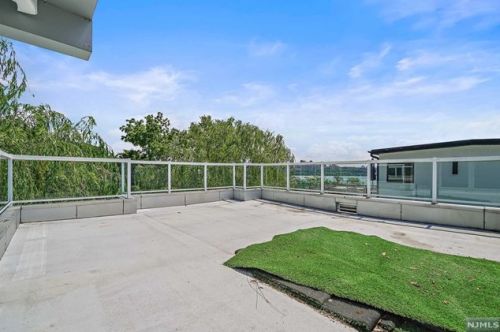 24 Casta Ln, Edgewater NJ 07020-1504 exterior