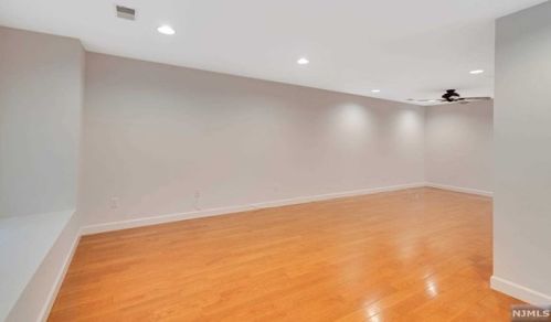 2142 Jordan Ct, Mahwah NJ  07430-3815 exterior