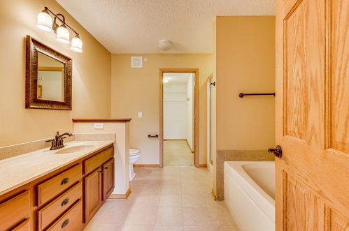 1932 Shamrock Pl, Chaska MN 55318-5405 exterior