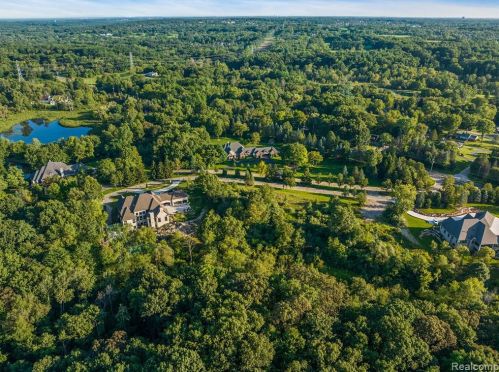 2574 Pond Vallee Dr, Rochester MI 48363-2947 exterior