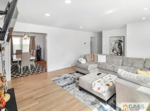 9 Estok Rd, Edison NJ  08817-4117 exterior