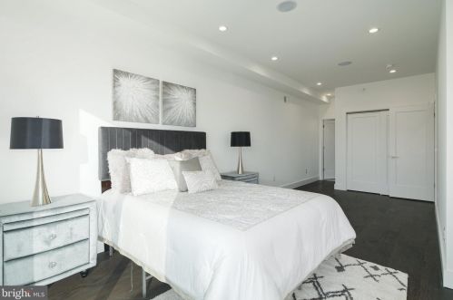 1827 Manton St, Philadelphia PA 19146-2923 exterior