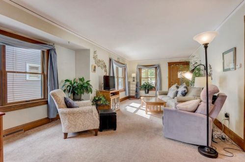 112 71st St, Milwaukee, WI 53213-3742