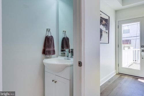 211 Douglas St, Washington DC  20002-1031 exterior