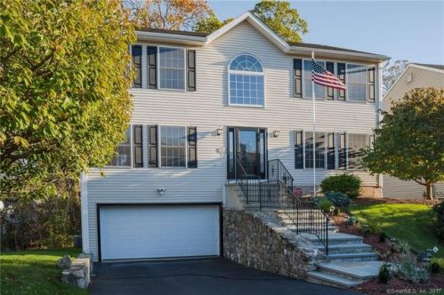 8 Lacey Ln, Norwalk, CT 06854-1116