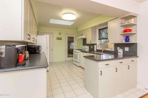 5231 Old Colony Rd, Kalamazoo MI 49008-3216 exterior