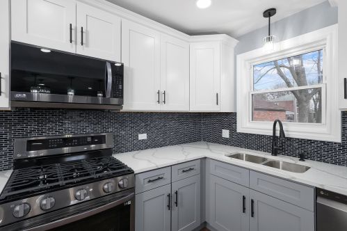 8247 Oglesby Ave, Chicago IL  60617-1927 exterior