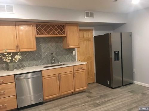 7 Millay Ct, Teaneck NJ 07666-6485 exterior