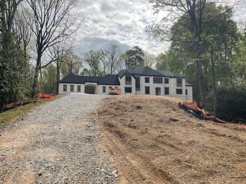 5271 Lk Forrest Dr, Atlanta GA 30342-2524 exterior