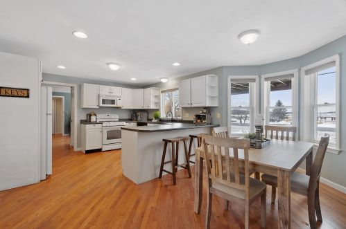 297 Main St, Seabrook NH 03874-4621 exterior