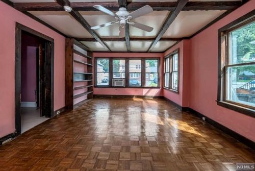 27 Niagara St, Dumont, NJ 07628-3405