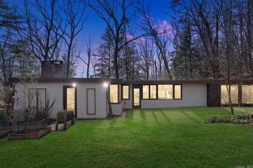 24 Elizabeth Pl, Armonk NY 10504-1428 exterior