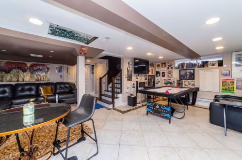 7350 Bennett Ave, Chicago IL 60649-4621 exterior