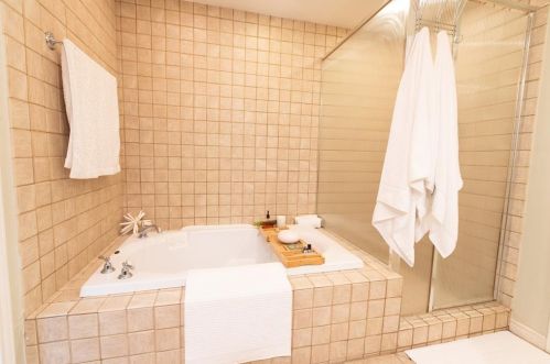 14140 Edgecrest Dr, Dallas TX 75254-2803 exterior