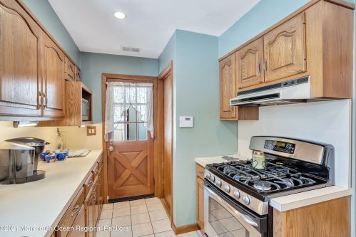 130 Floyd St, Edison NJ 08820-2101 exterior