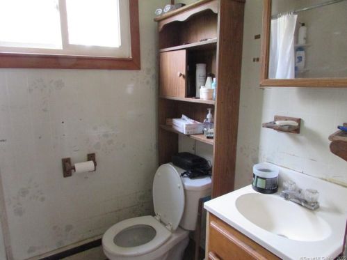 20 Concord Ter, Enfield CT 06082-2107 exterior