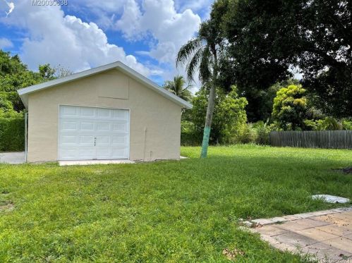555 Twylite Ter, Fort Pierce FL 34983-1186 exterior
