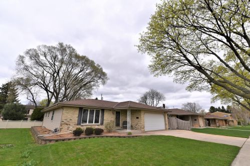 2584 83rd St, Milwaukee, WI 53213-1027