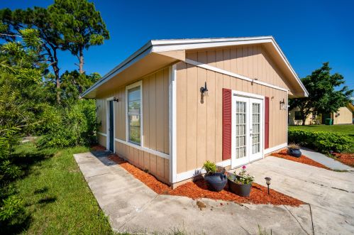 2410 Summit St, Fort Pierce FL  34984-5067 exterior