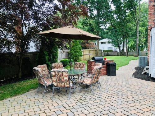 2 Leroy Ct, Commack NY  11725-1703 exterior