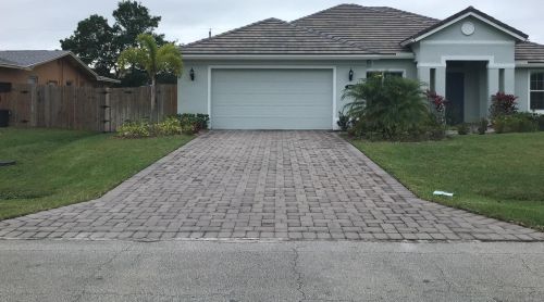 898 Curtis St, Fort Pierce FL 34983-1935 exterior