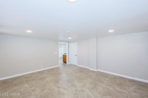 8648 Kenyon Dr, Tucson AZ  85710-4234 exterior