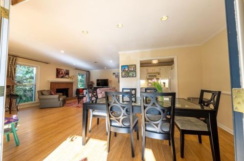 212 Abingdon Way, Atlanta, GA 30328-1677