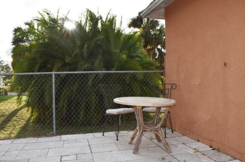 2370 6 Ave, Naples FL 34120-5092 exterior