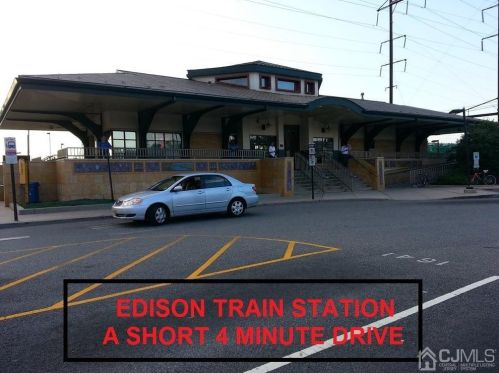 8 Auld Way, Edison NJ 08817-2401 exterior