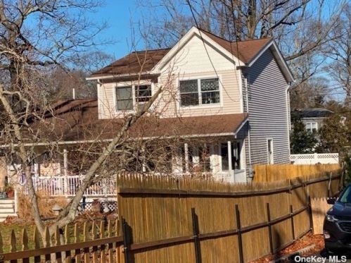 9 Liberty St, Huntington Station, NY 11746-4320