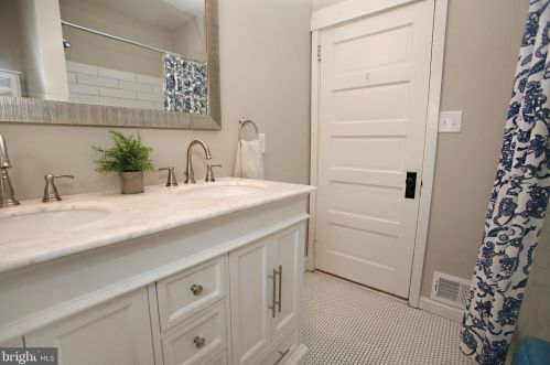 558 Walnut St, Camden NJ 08106-2215 exterior