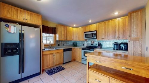 20 Glendale St, Worcester, MA 01602-2812