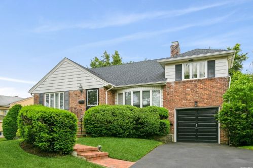 1051 Furth Rd, Valley Stream, NY 11581-2531