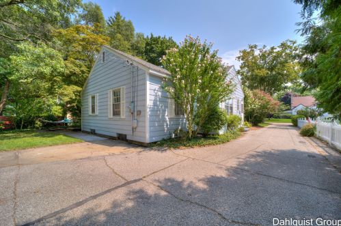 806 Moulton Ave, Meskegon MI 49445-2921 exterior