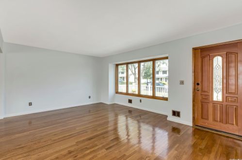 6 Gaymor Ln, Commack NY 11725-1305 exterior