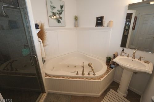 61 Coldevin Rd, Clark NJ  07066-1206 exterior