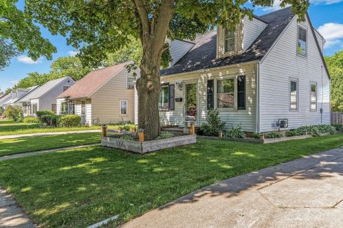 3901 86th St, Milwaukee, WI 53222-2833