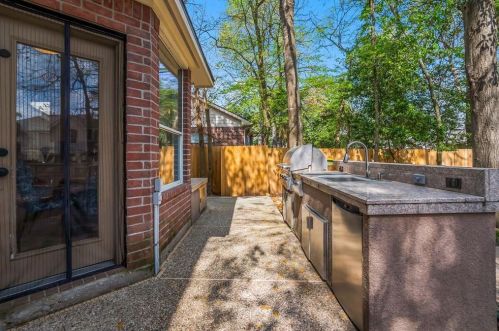 14 Sunny Oaks Pl, Conroe TX 77385-3663 exterior