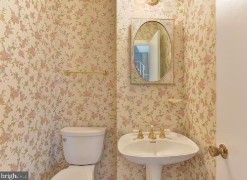 8804 Falkstone Ln, Alexandria VA 22309-4007 exterior