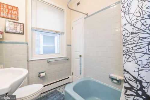 1821 Broad St, Philadelphia PA 19146-2232 exterior