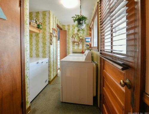 9 Hamilton Ct, Enfield CT 06082-3910 exterior