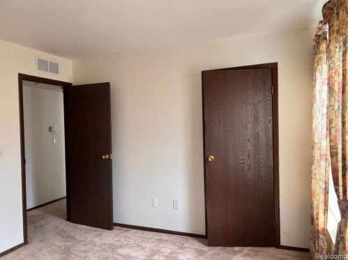 39623 Vlg Wood Ln, Novi MI 48375-4554 exterior