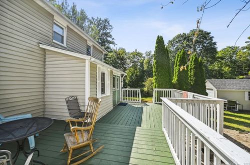 43 St, Windsor Locks CT 06096-1357 exterior